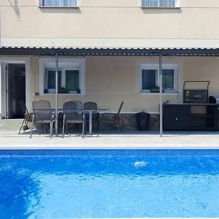 Karina 빌라 료렛 드 마르